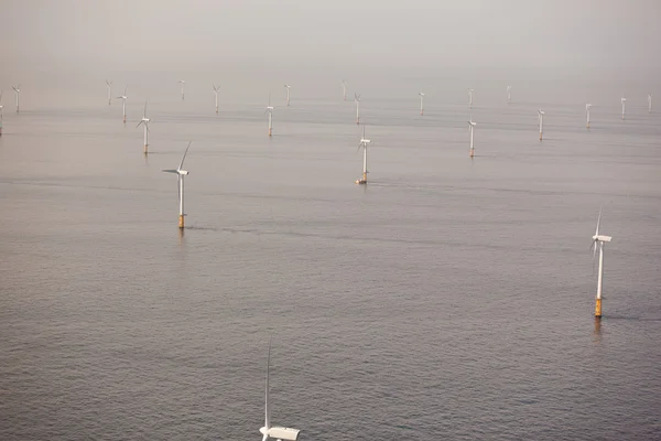 Weiße Windkraftanlage zur Stromerzeugung — Stockfoto