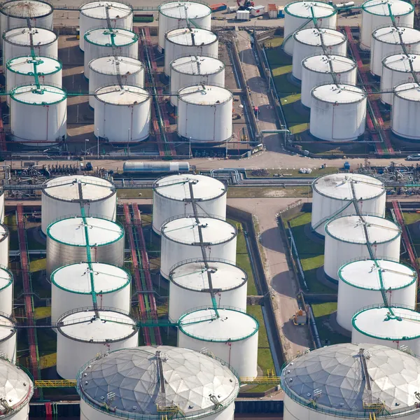 Oil and gas storage in port — Stock Photo, Image