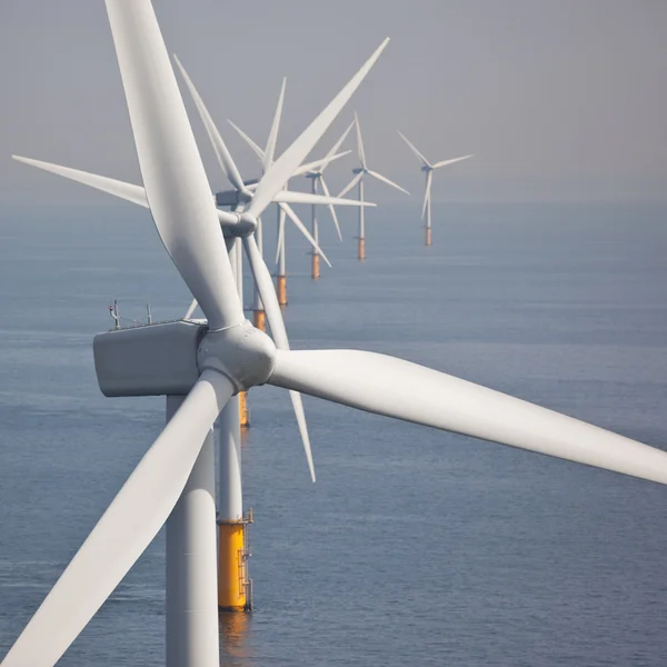 Белые ветряные турбины, генерирующие электричество — стоковое фото