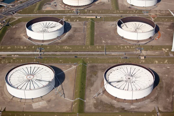 Oil and gas storage in port — Stock Photo, Image