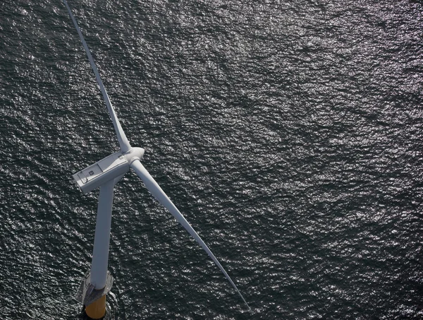 Turbine éolienne blanche générant de l'électricité — Photo