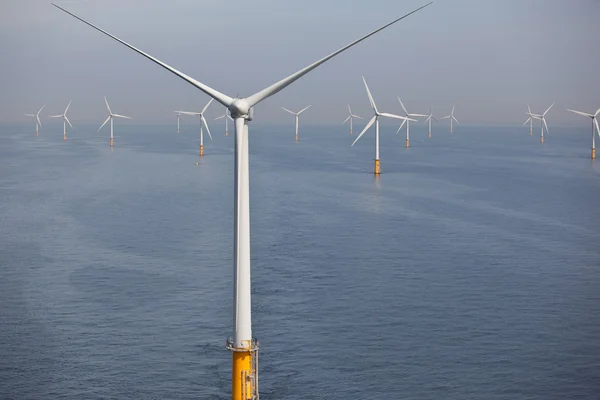 Electricidad generadora de turbina eólica blanca — Foto de Stock