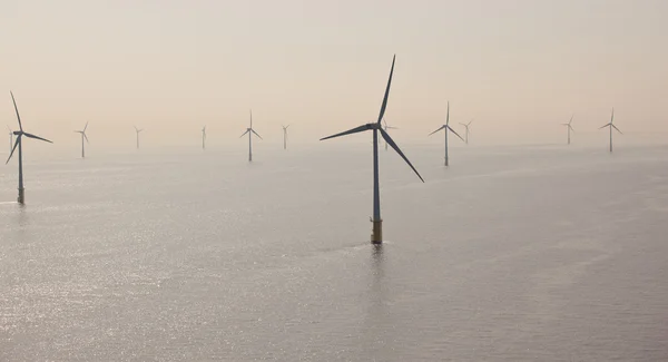 Witte windturbine opwekking van elektriciteit — Stockfoto