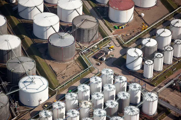 Oil and gas storage in port — Stock Photo, Image