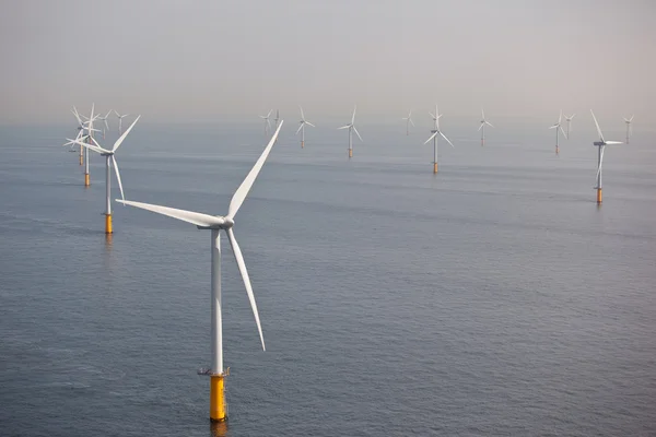 Biały wiatr Turbina wytwarzania energii elektrycznej — Zdjęcie stockowe
