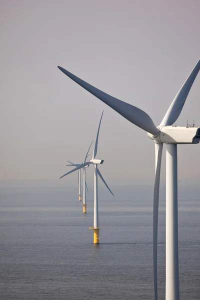 Biały wiatr Turbina wytwarzania energii elektrycznej — Zdjęcie stockowe