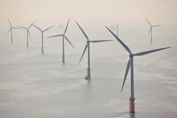 Weiße Windkraftanlage zur Stromerzeugung — Stockfoto