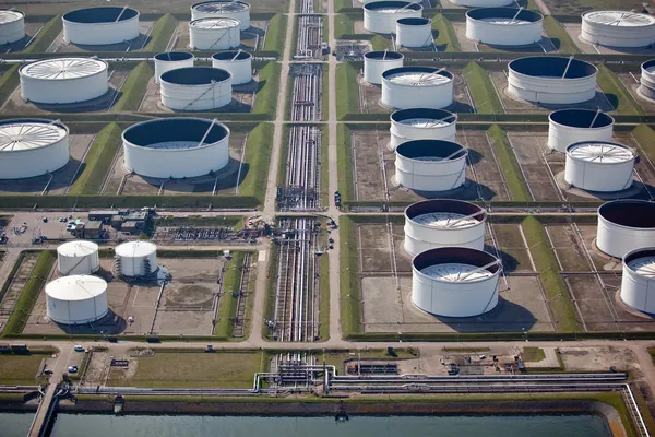 Öl- und Gasspeicherung im Hafen — Stockfoto