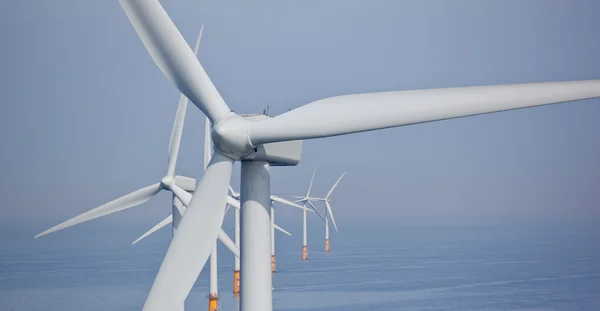 Witte windturbine opwekking van elektriciteit — Stockfoto