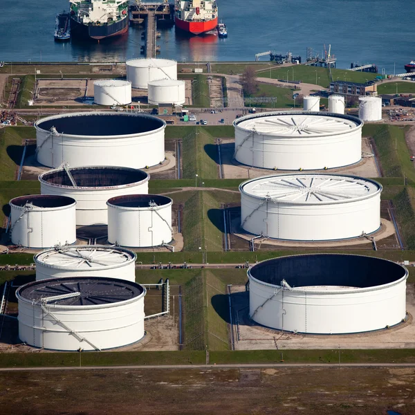 Зберігання нафти і газу в порту — стокове фото