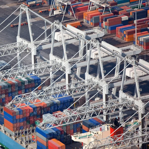 Lastfartyg lastning i cargo terminal — Stockfoto
