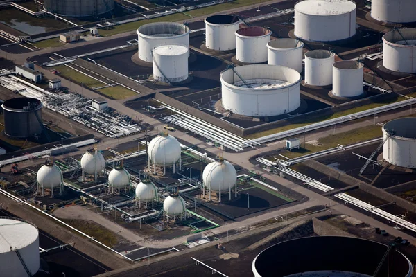 Almacenamiento de petróleo y gas en puerto — Foto de Stock