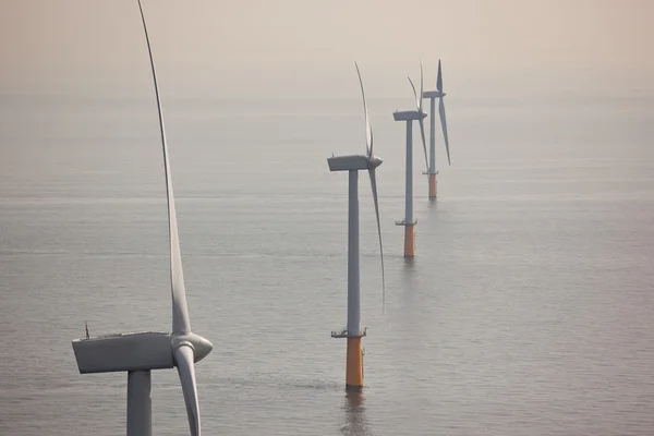 Белые ветряные турбины, генерирующие электричество — стоковое фото