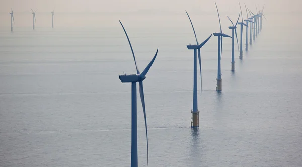 Witte windturbine opwekking van elektriciteit — Stockfoto