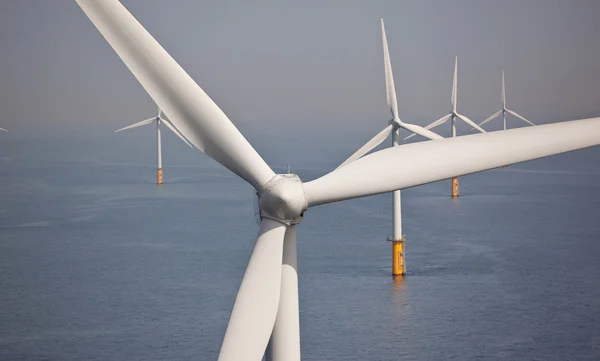 Witte windturbine opwekking van elektriciteit — Stockfoto