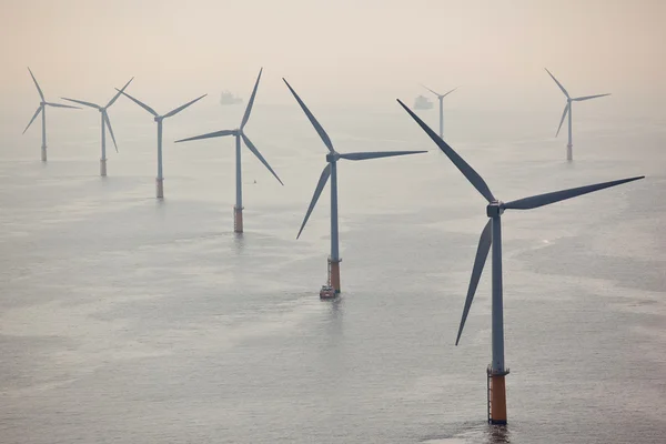 Vit vindkraftverk elproduktion — Stockfoto
