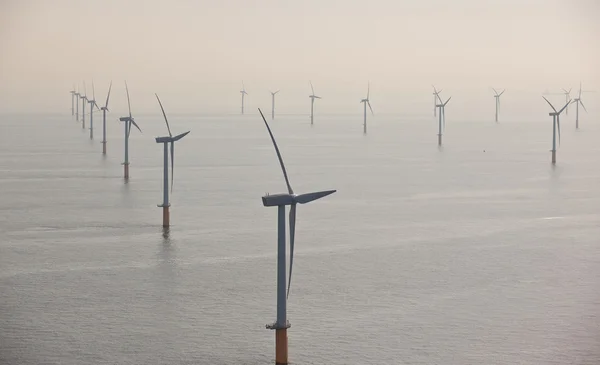 Weiße Windkraftanlage zur Stromerzeugung — Stockfoto