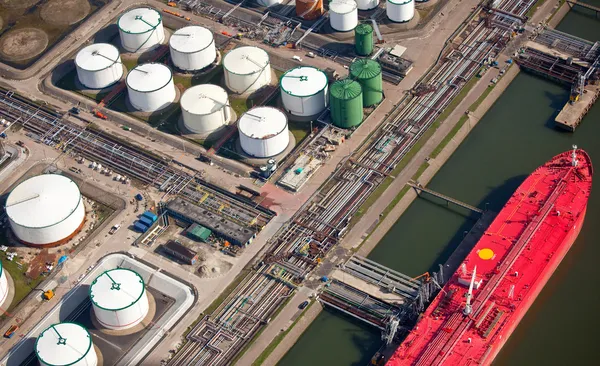 Stockage de pétrole et de gaz dans le port — Photo