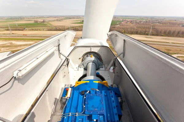 里面一个风力发电机的视图 免版税图库照片
