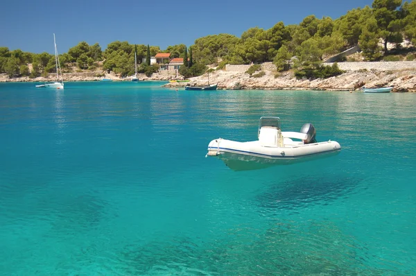 Pintoresca hermosa vista de la lancha en una tranquila bahía de Milna en la isla de Brac, Croacia — Foto de Stock