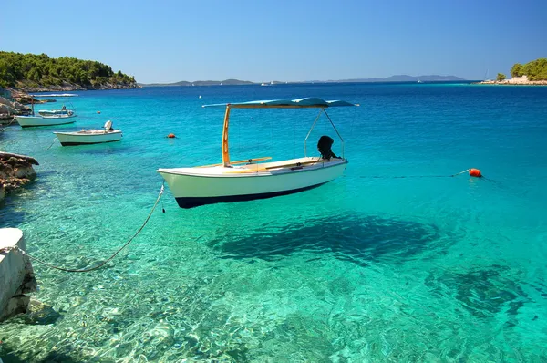 Bateaux dans une baie tranquille de Milna sur l'île de Brac, Croatie Images De Stock Libres De Droits