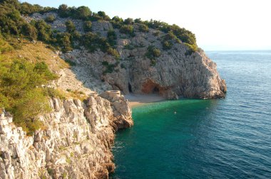 Istria yarımadanın kayalık Hırvat kumsalda pitoresk