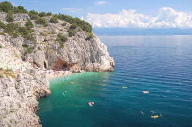 Istria yarımadanın kayalık Hırvat kumsalda pitoresk