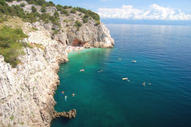 Istria yarımadanın kayalık Hırvat kumsalda pitoresk