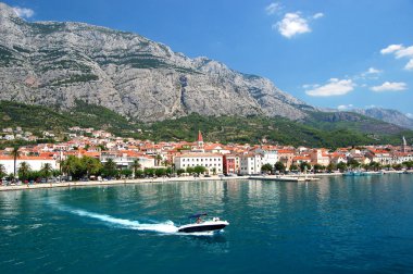 Hırvatistan'daki Dalmaçya kıyısında Şehir makarska