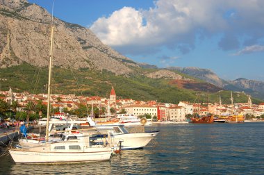 Hırvatistan'daki Dalmaçya kıyısında Şehir makarska