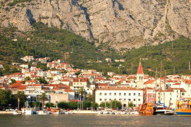 Hırvatistan'daki Dalmaçya kıyısında Şehir makarska