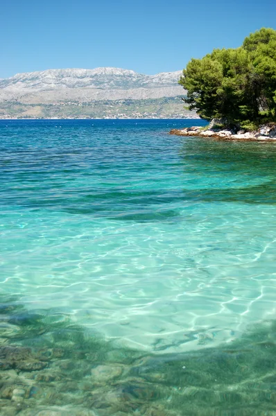 Живописный живописный вид на песчаный Адриатический пляж на острове Брач, Хорватия — стоковое фото