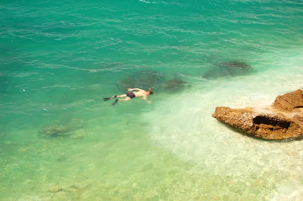 Snorkeller simmar i Adriatiska havet i Kroatien — Stockfoto