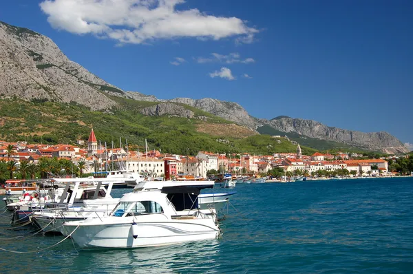 Staden makarska på dalmatiska kusten i Kroatien — Stockfoto
