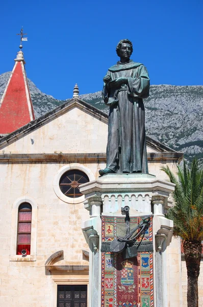 St. markiert die Kirche auf dem Kacicev-Platz in Makarska, Kroatien — Stockfoto