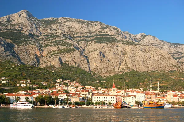 Cidade makarska na costa dálmata na croácia — Fotografia de Stock