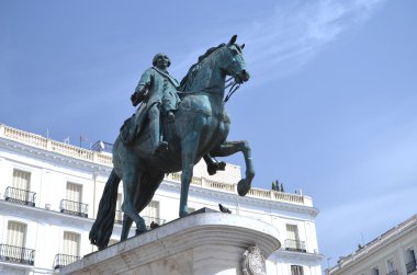 İspanya, Madrid 'deki Puerta del Sol' daki III. Charles Anıtı.