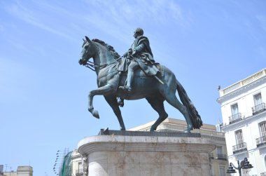 İspanya, Madrid 'deki Puerta del Sol' daki III. Charles Anıtı.