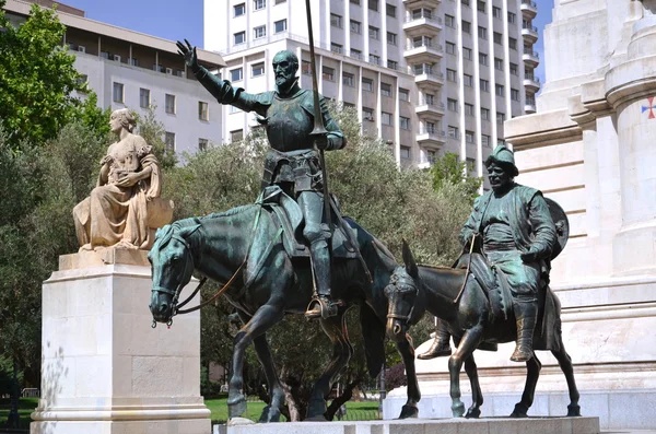 Monumento a Miguel Cervantes en la Plaza de España en Madrid, España —  Fotos de Stock