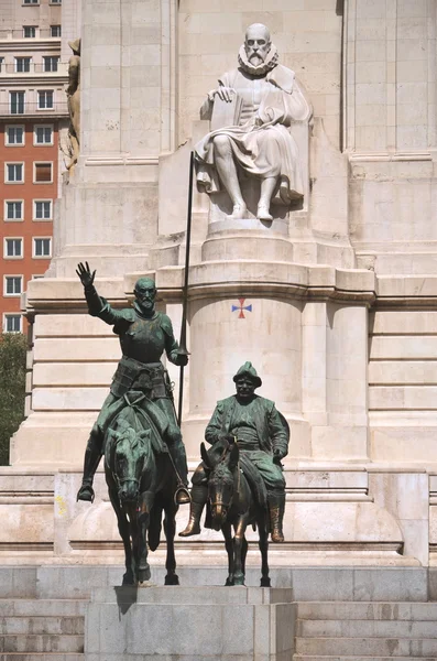 Monumento a Miguel Cervantes en la Plaza de España en Madrid, España —  Fotos de Stock