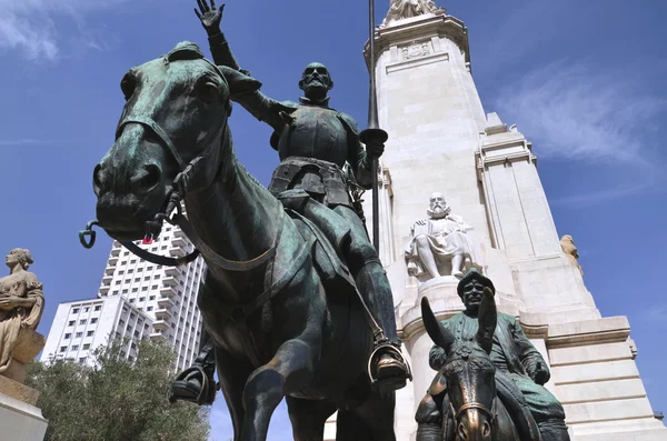 Das Denkmal von Miguel Cervantes auf der Plaza de espana in Madrid, Spanien — Stockfoto