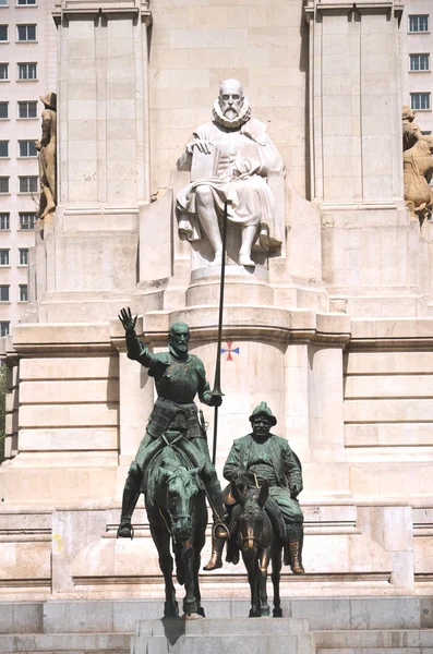 Le monument de Miguel Cervantes sur la Plaza de Espana à Madrid, Espagne — Photo