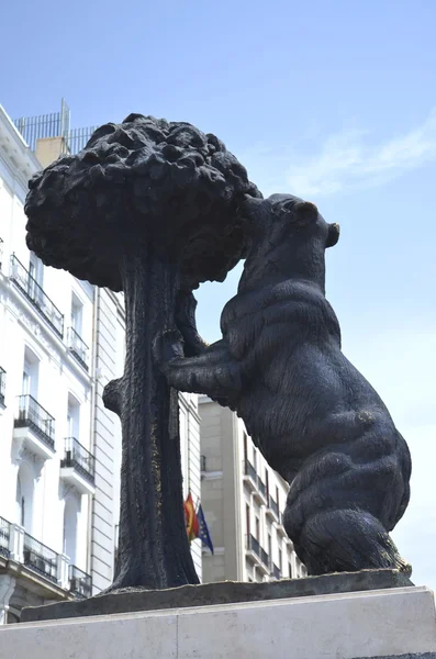 雕像的熊和草莓树在马德里，西班牙 — 图库照片