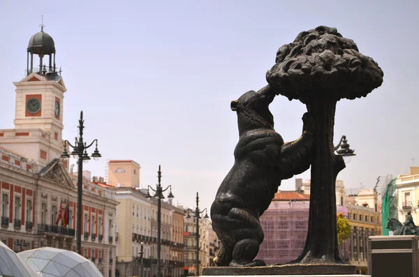 Die statue von bär und erdbeerbaum in madrid, spanien — Stockfoto