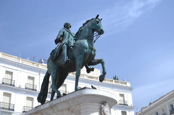 Das Denkmal Karls III. auf der Puerta del Sol in Madrid, Spanien — Stockfoto