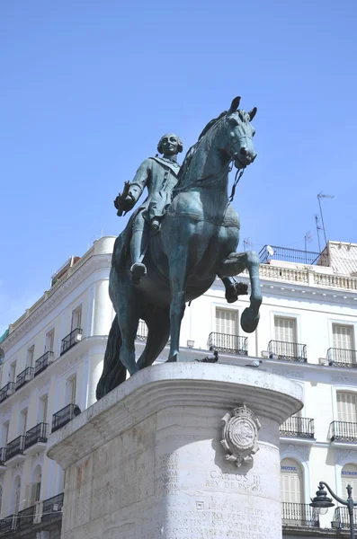 İspanya, Madrid 'deki Puerta del Sol' daki III. Charles Anıtı. — Stok fotoğraf