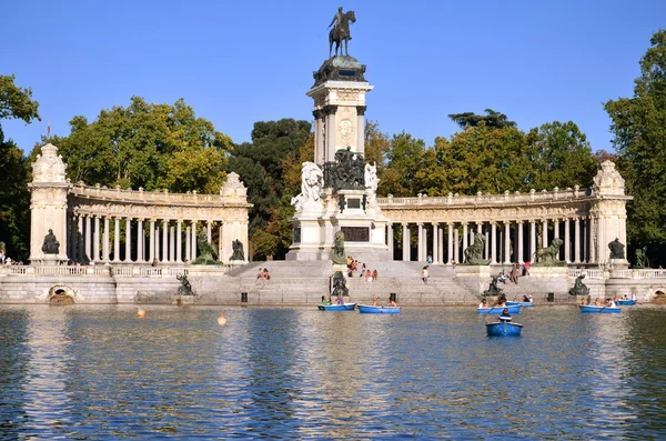 Estanque Grande no Parque Retiro em Madrid, Espanha — Fotografia de Stock