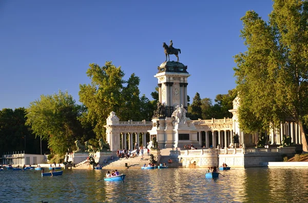 Estanque Grande no Parque Retiro em Madrid, Espanha — Fotografia de Stock