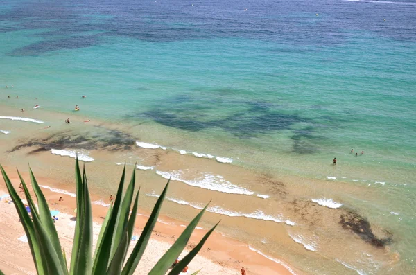Praia de areia em Calpe, Espanha — Fotografia de Stock