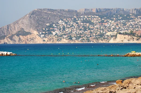 Piaszczystej plaży w calpe, Hiszpania — Zdjęcie stockowe